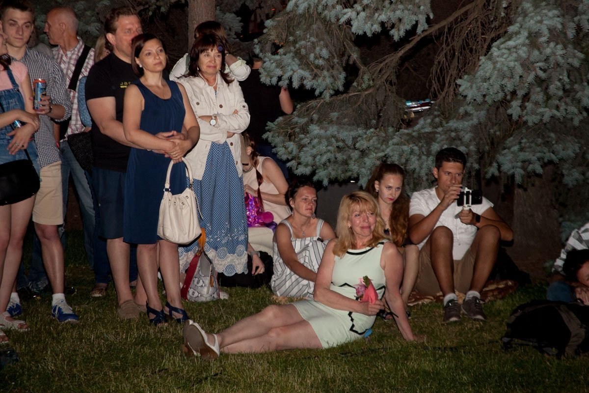 На пирсе царит расслабленная атмосфера