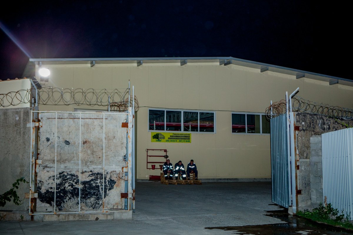 Пожар на территории складского помещения