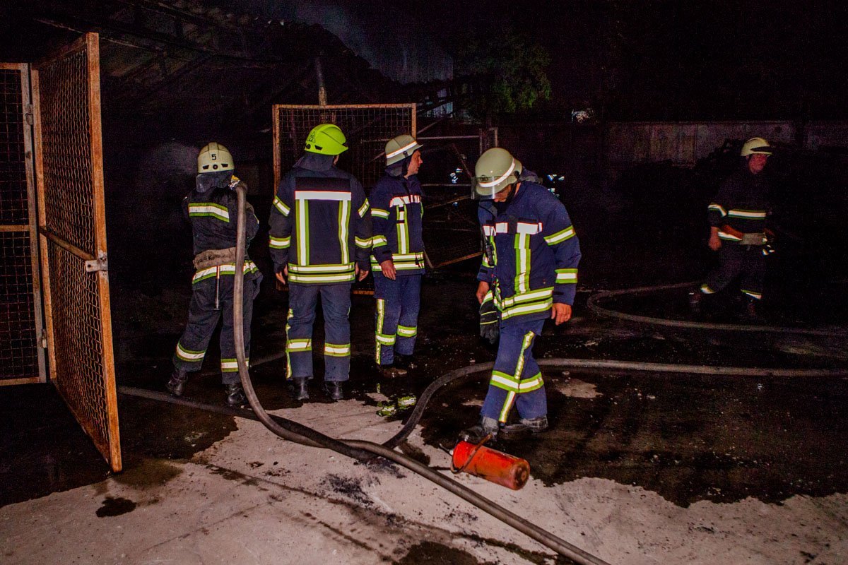 На складах загорелось сырье