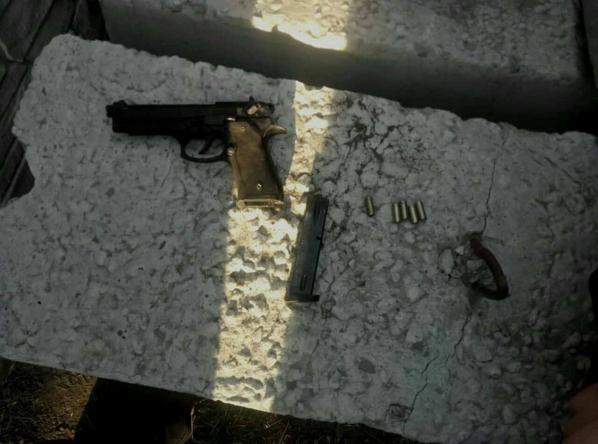 Полицейские обнаружили оружие и гильзу Полицейские обнаружили оружие и гильзу