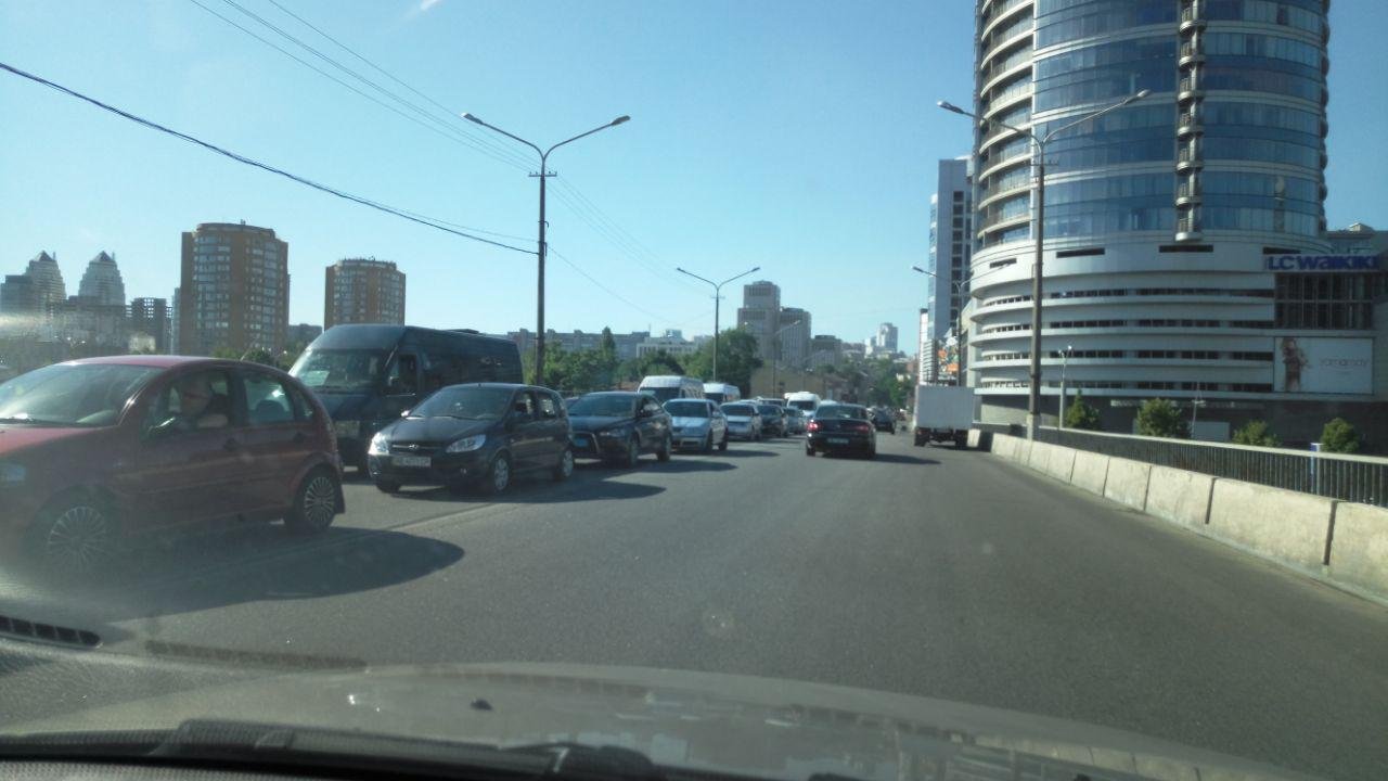 Утром 11 июня на мосту уже перекрыли полосу движения с Левого берега на Правый Утром 11 июня на мосту уже перекрыли полосу движения с Левого берега на Правый