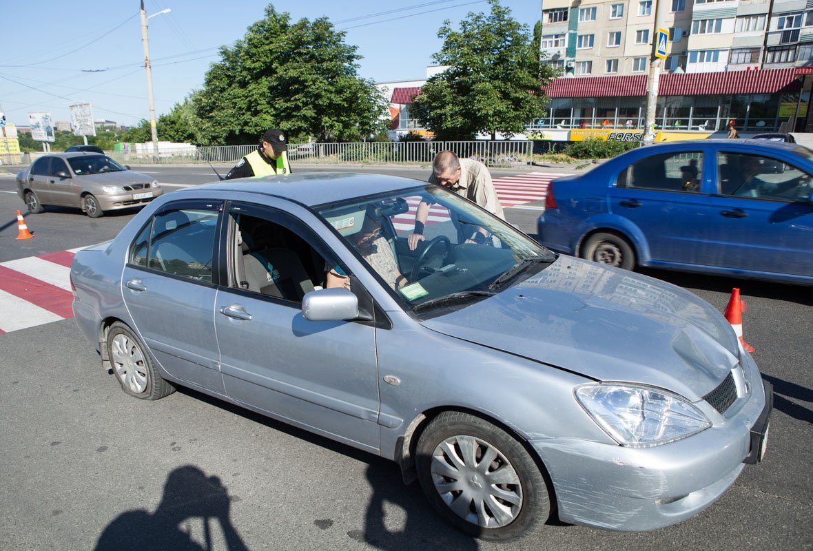 По словам мужчины, его заслепило солнце, и он не заметил женщину По словам мужчины, его заслепило солнце, и он не заметил женщину