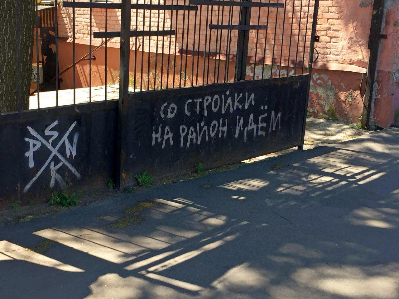 Либо студенты Строительной академии собираются домой, либо любые другие студенты идут с подработки Либо студенты Строительной академии собираются домой, либо любые другие студенты идут с подработки