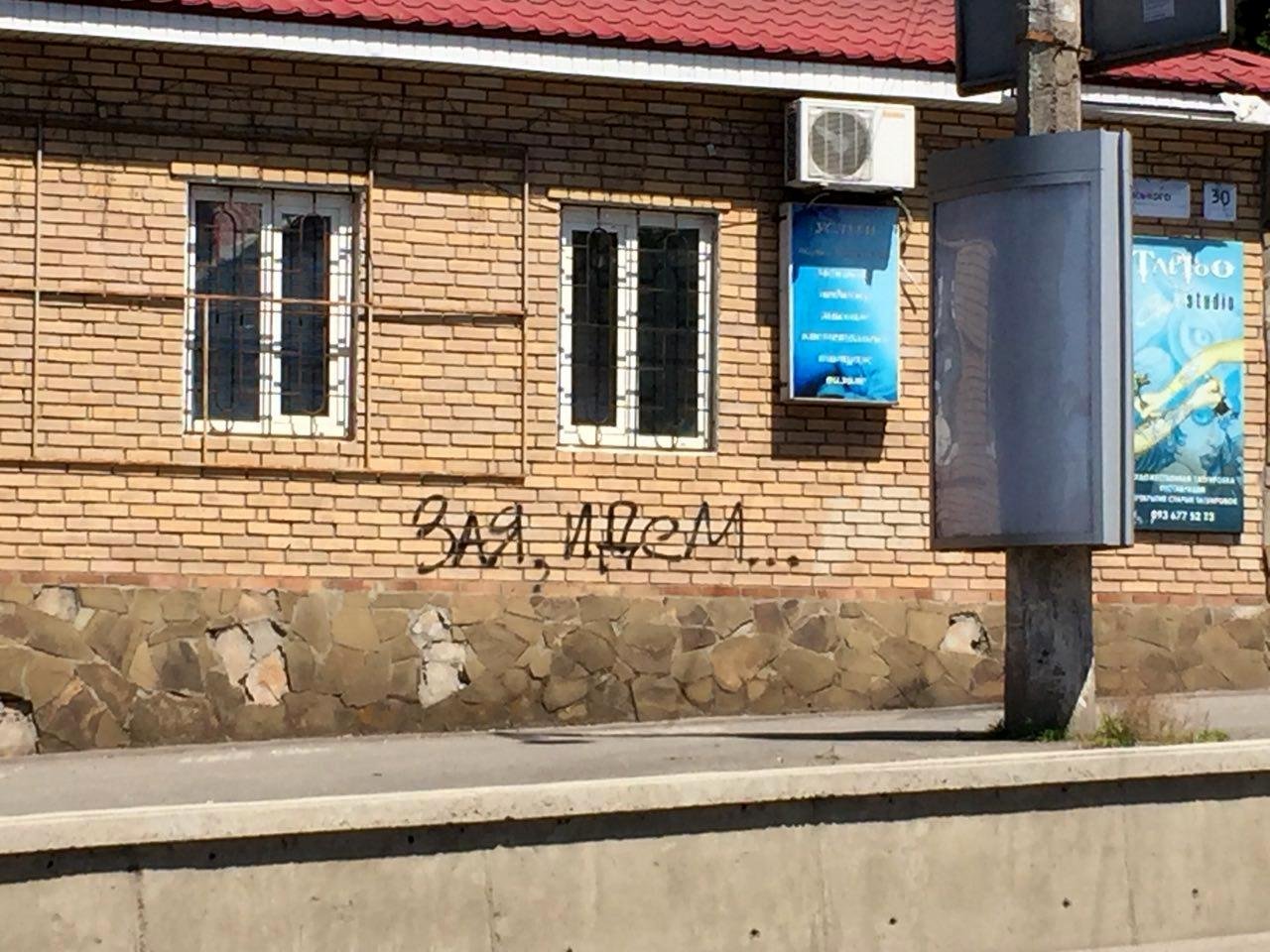 Даже стены знают, что твоя девушка долго собирается Даже стены знают, что твоя девушка долго собирается