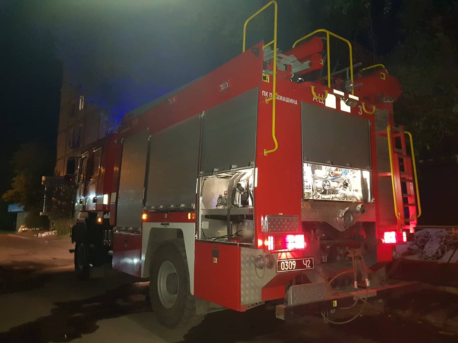 11 июня на линию «101» сообщили о пожаре, который начался в торговом павильоне колбасного магазина, расположенном на Слобожанском проспекте