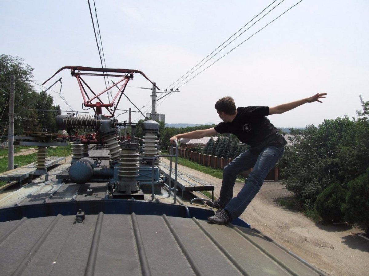 На поезде мальчика ударило электротоком напряжением 27 тысяч вольт