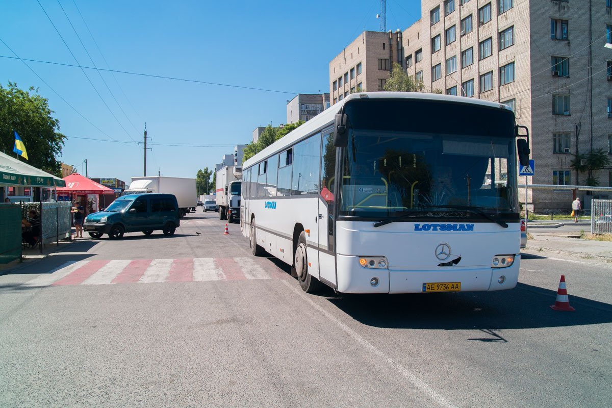 Автобус ехал в тупик, людей в салоне уже не было Автобус ехал в тупик, людей в салоне уже не было
