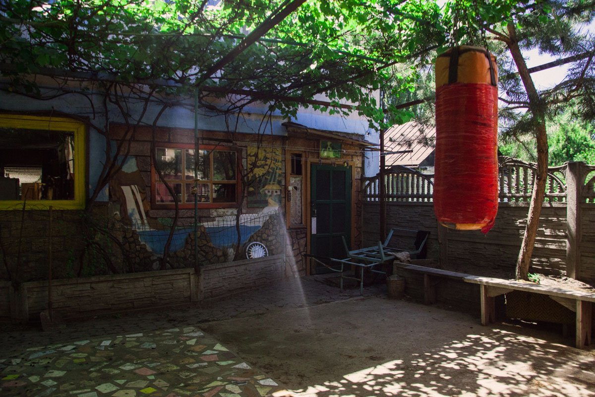 Для постояльцев существуют лучшие условия, даже спортивная площадка Для постояльцев существуют лучшие условия, даже спортивная площадка