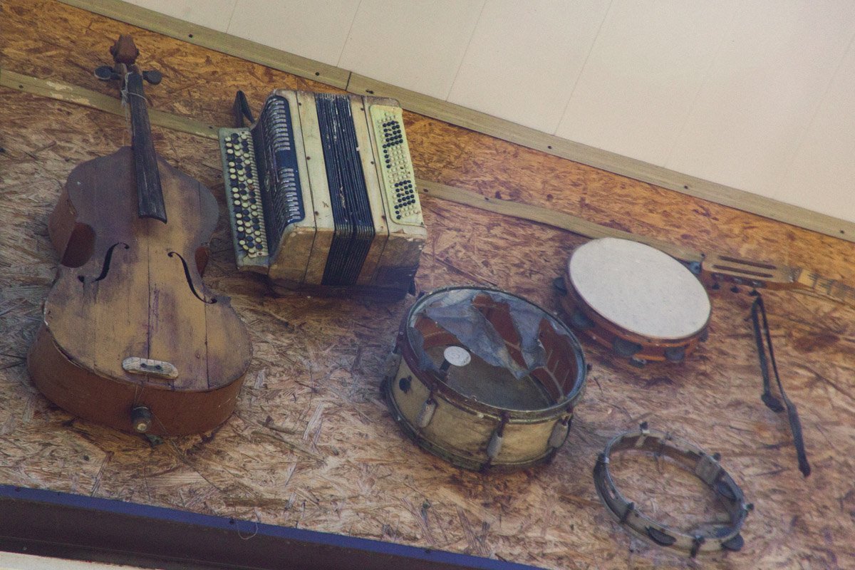 А в деках гитар вьют гнезда синицы А в деках гитар вьют гнезда синицы