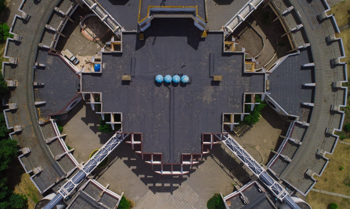 Помещение городского Дворца детей и юношества - это необычное авторское архитектурное сооружение