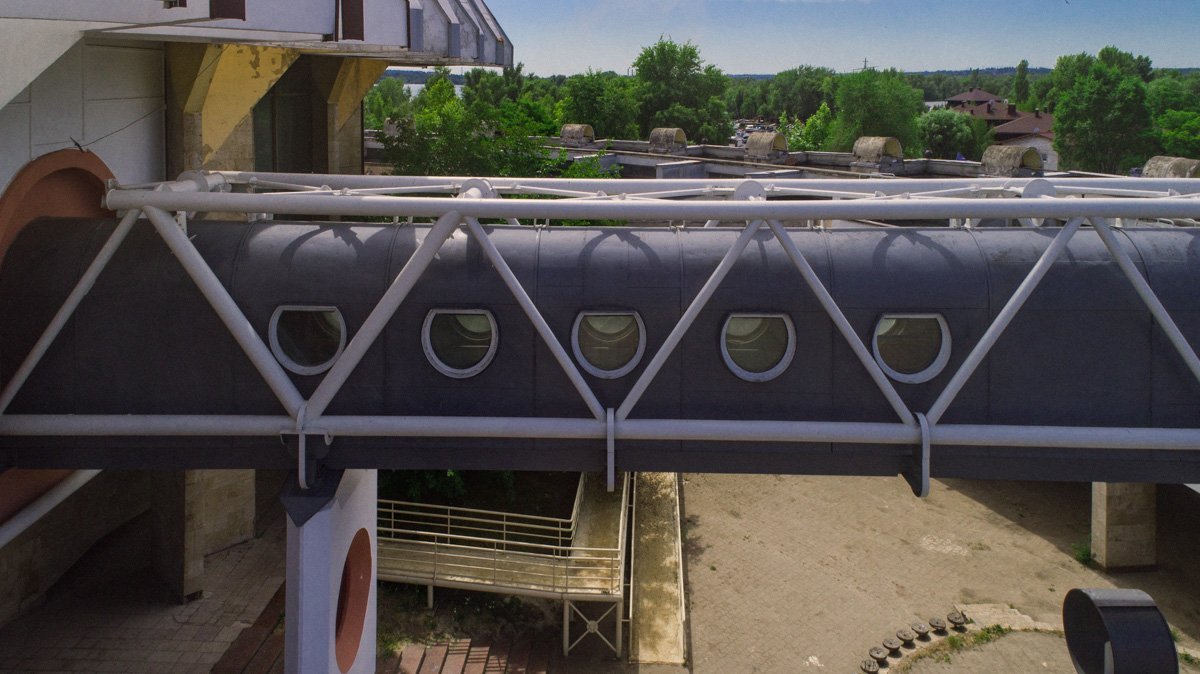 Его ядром выступает парадный и концертные холлы, которые соединяют четыре внешних перехода с помещениями учебных классов