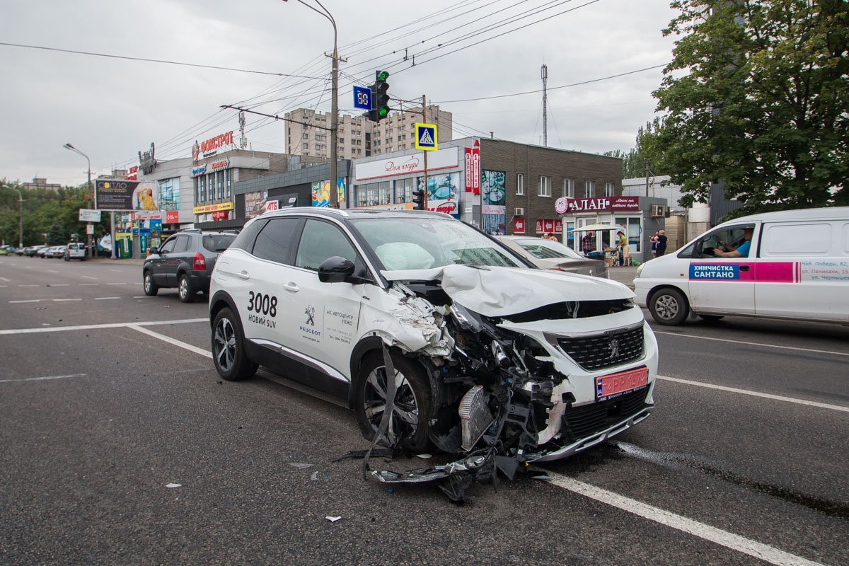 12 июня около 12:00 на набережной Победы возле ночного клуба Sfera столкнулись Toyota и Peugeot