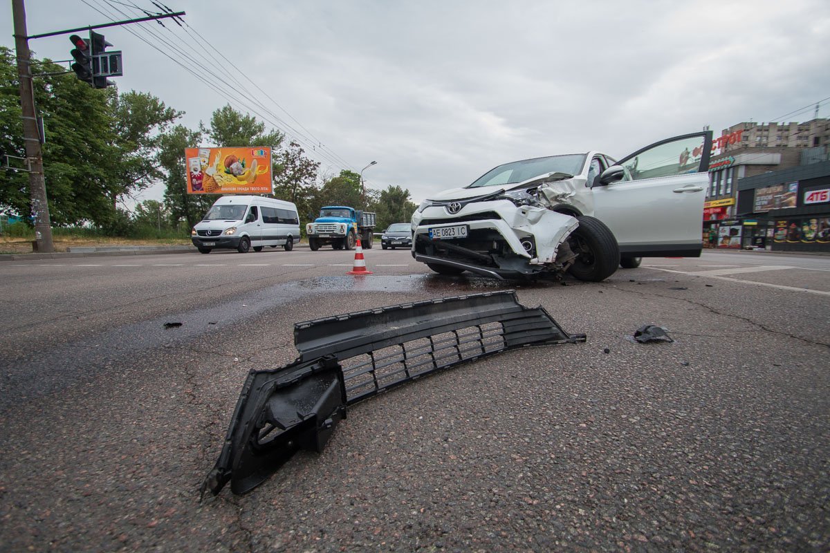 В салоне Peugeot находилась семья с подростком и менеджер автомобильной компании