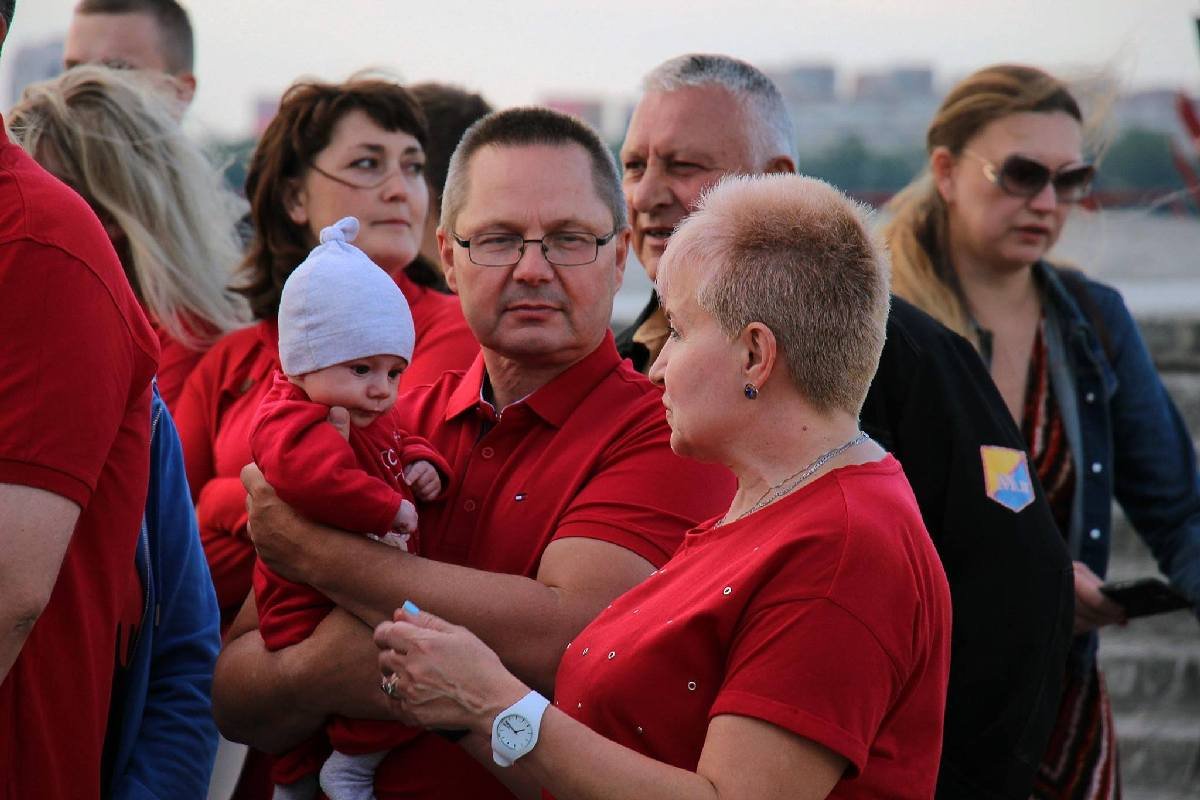 Всех неравнодушных в этот день приглашают одеться в красное и прийти на Фестивальный причал Всех неравнодушных в этот день приглашают одеться в красное и прийти на Фестивальный причал