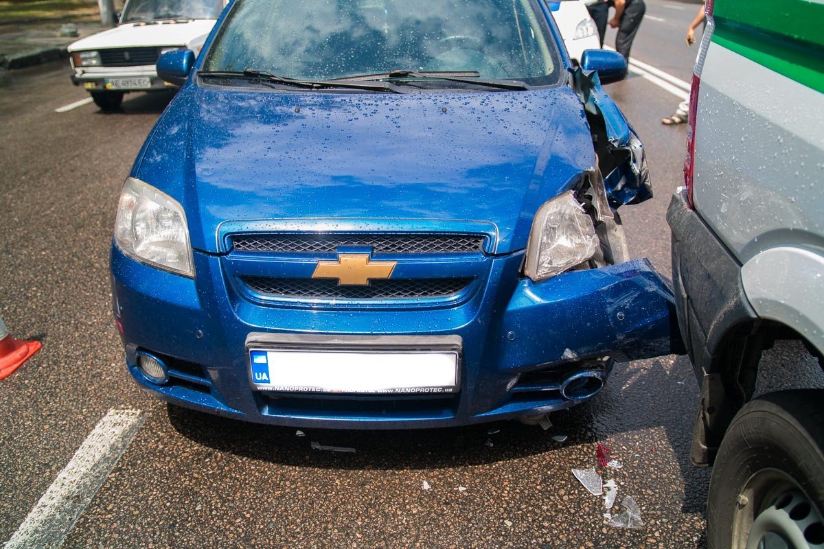 На Запорожской шоссе Chevrolet догнал автомобиль инкассаторов "ПУМБ" банка