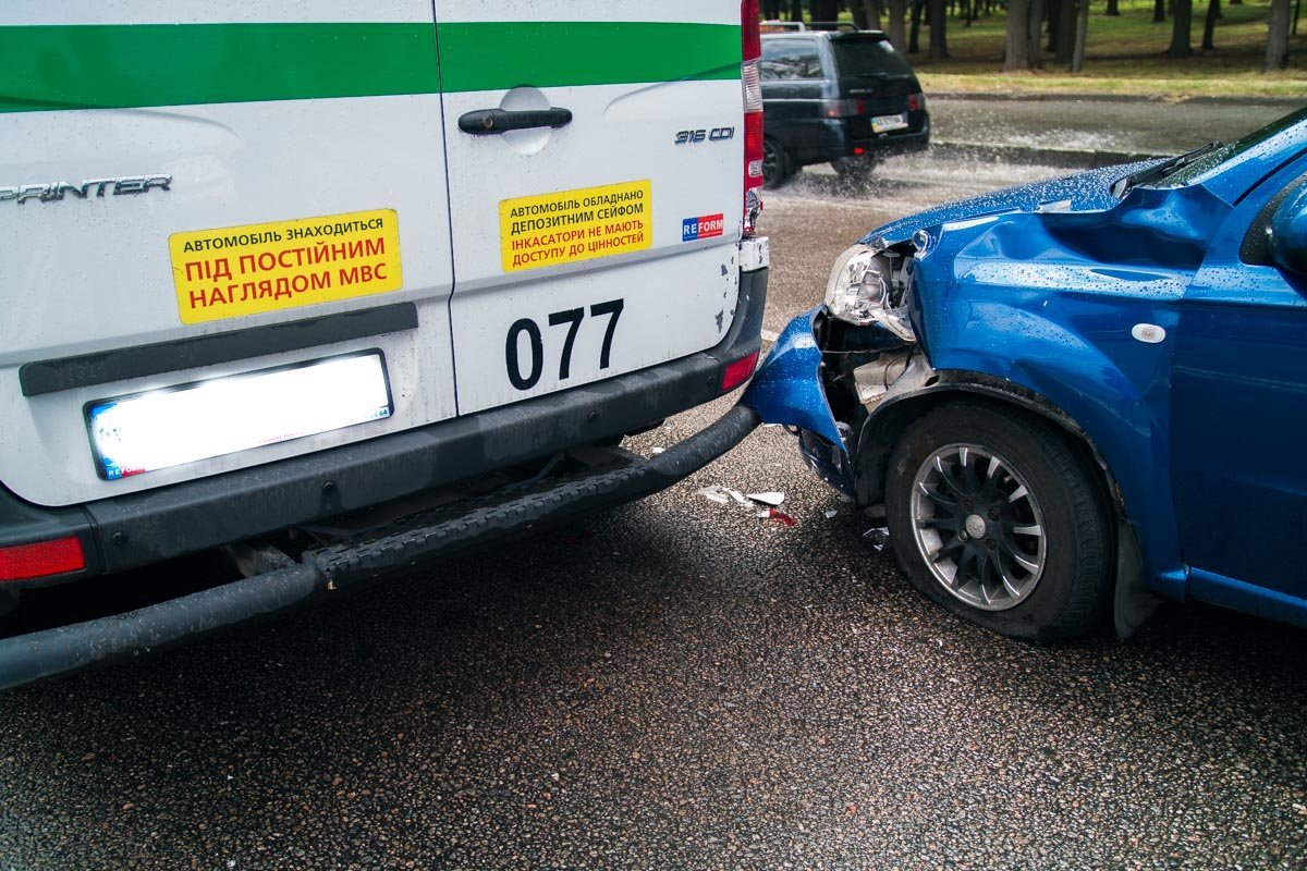 Mercedes Sprinter остановился, чтобы совершить поворот в разрыве двух сплошных