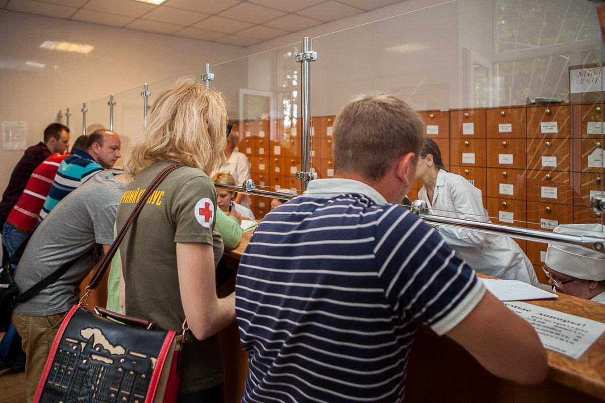 Для начала необходимо получить тапки и бахилы Для начала необходимо получить тапки и бахилы