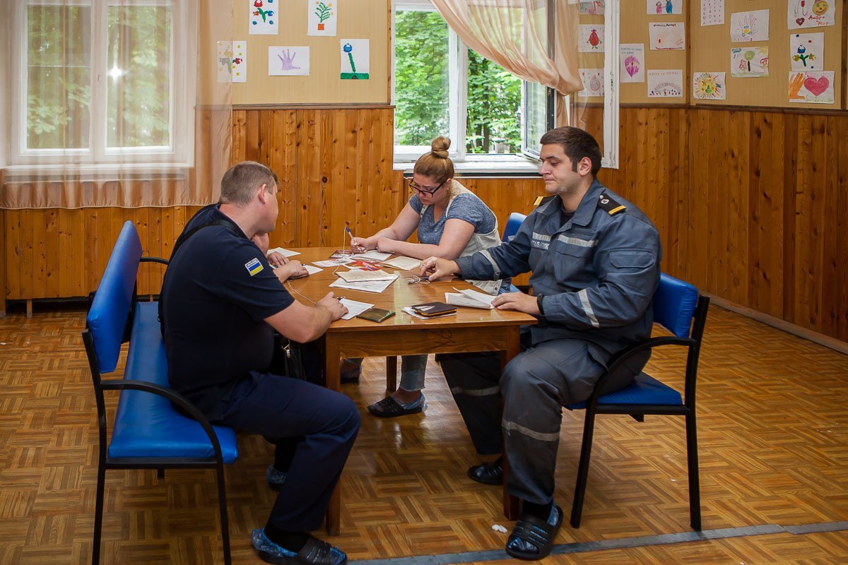 Не забудьте захватить с собой ручку, иначе рискуете простоять в очереди и за ней Не забудьте захватить с собой ручку, иначе рискуете простоять в очереди и за ней