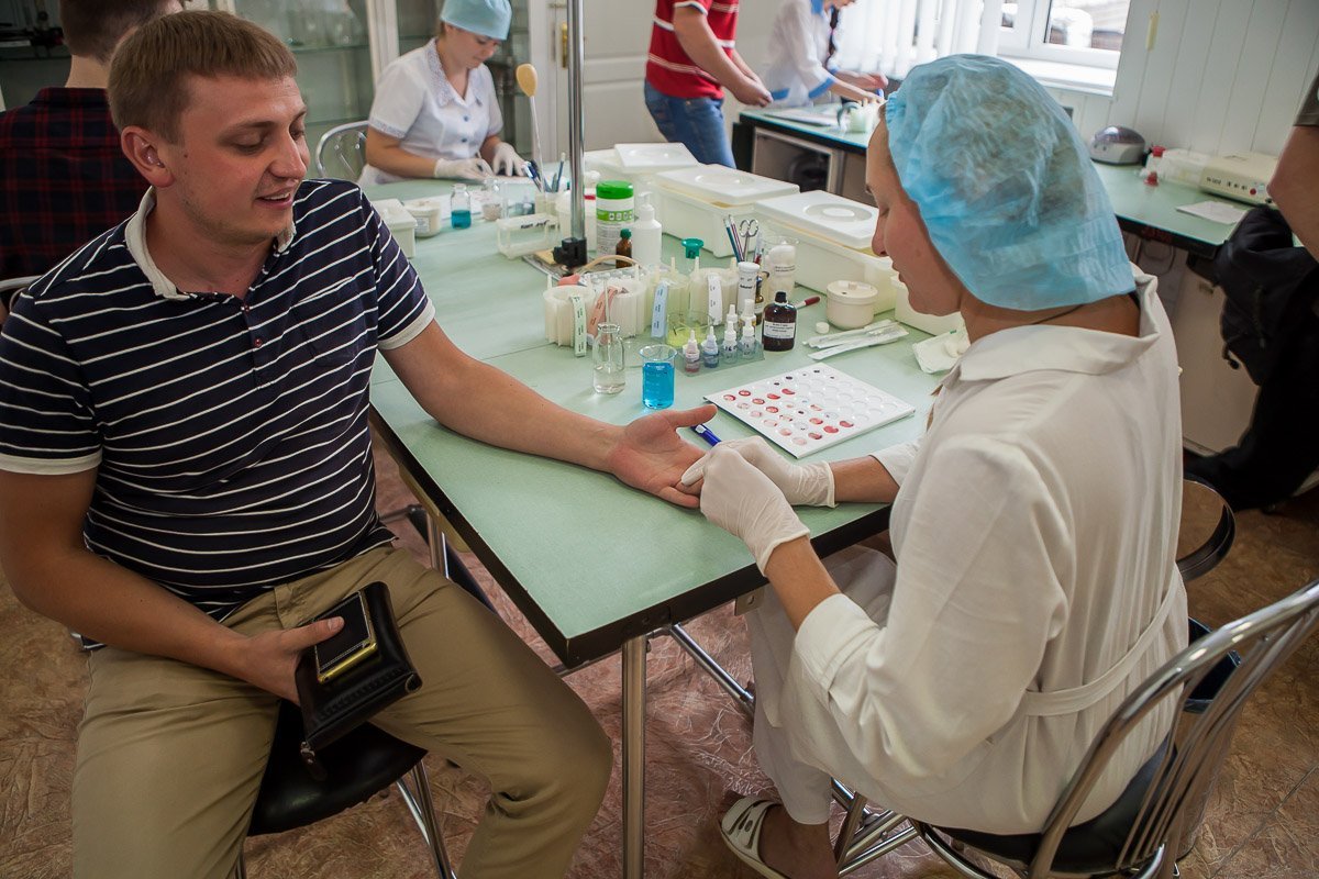 Постарайтесь не упасть в обморок, пока у вас будут брать кровь из пальца Постарайтесь не упасть в обморок, пока у вас будут брать кровь из пальца
