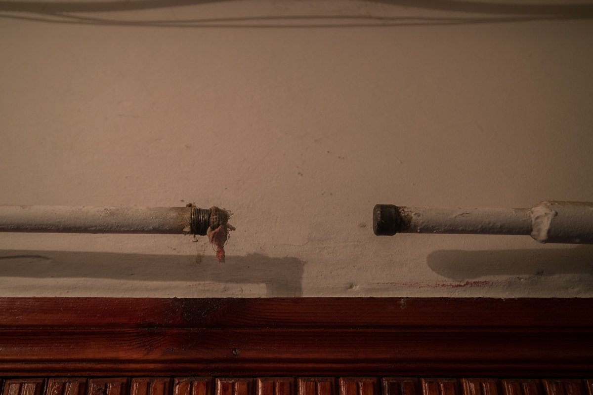 Первым делом в подъезде отключили газ