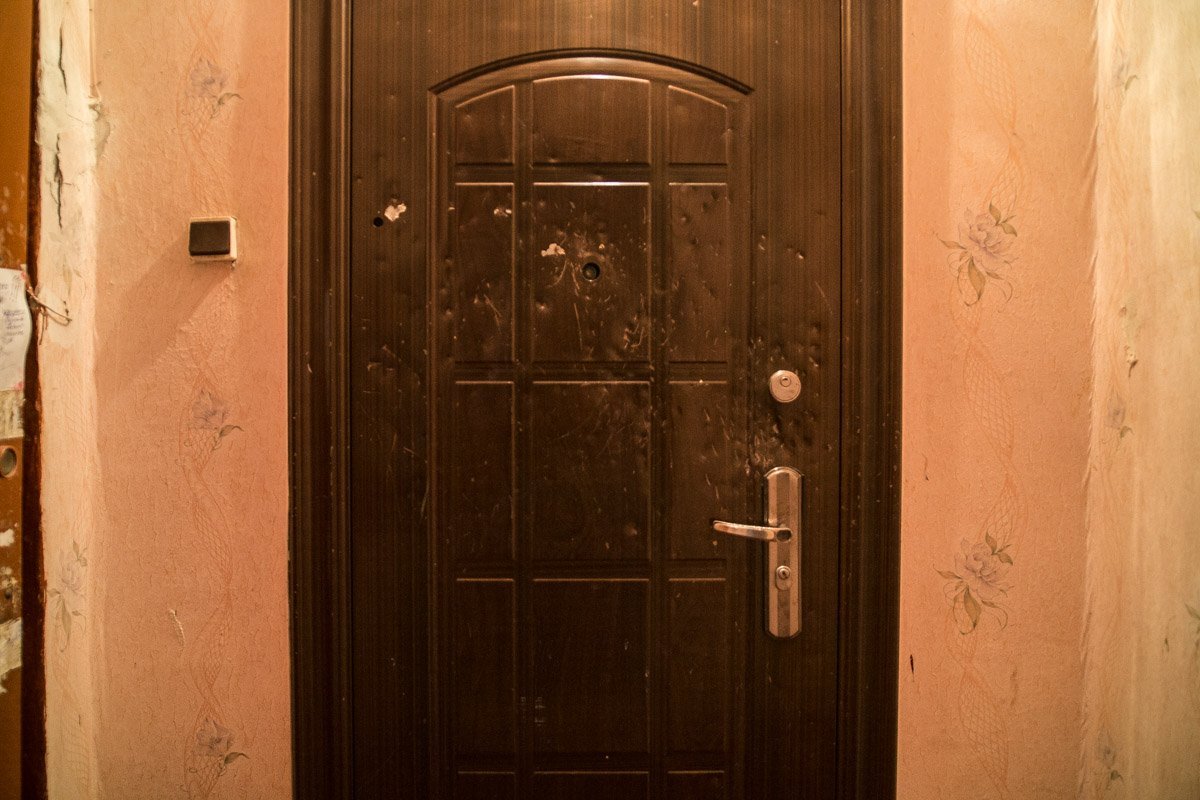 По словам жильцов, женщина периодически бьет соседние двери