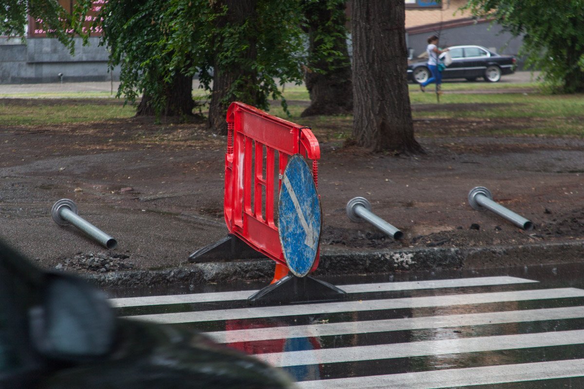 Напротив 100-го лицея устанавливают антипарковочные столбики Напротив 100-го лицея устанавливают антипарковочные столбики