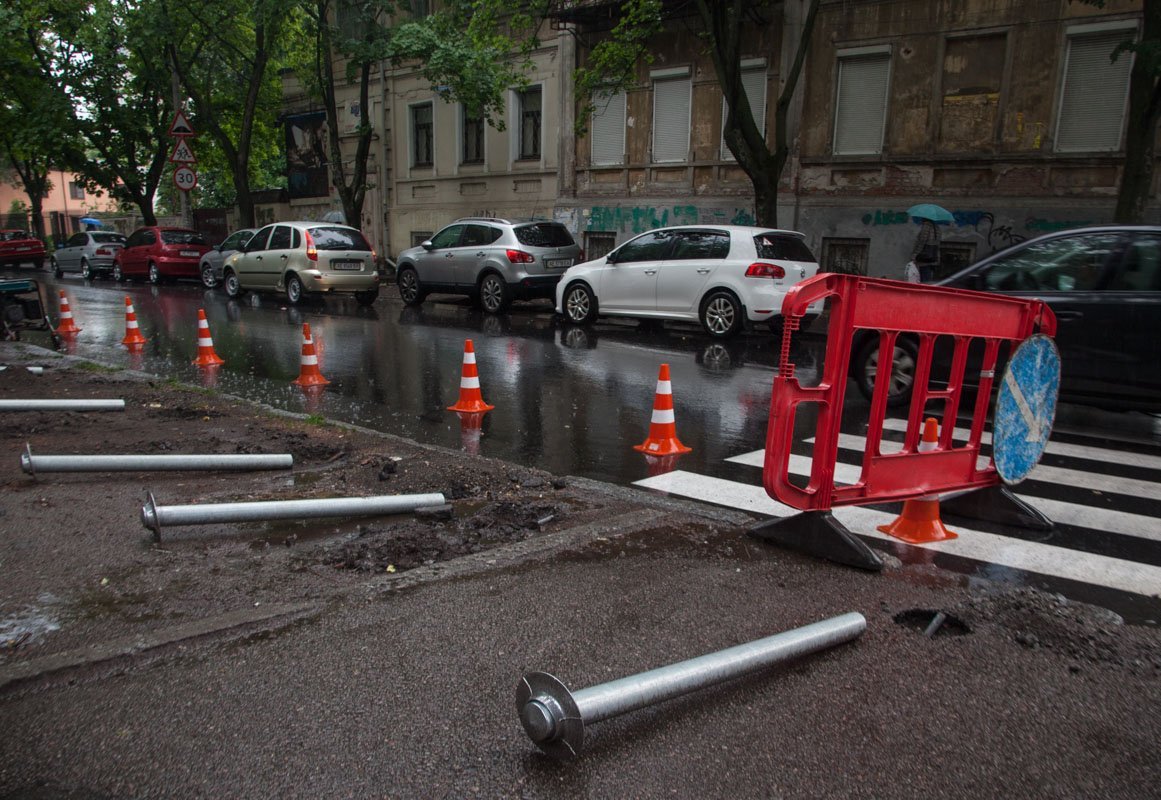 Проезжая часть здесь не перекрыта, на дороге стоят предупреждающие знаки и конусы Проезжая часть здесь не перекрыта, на дороге стоят предупреждающие знаки и конусы