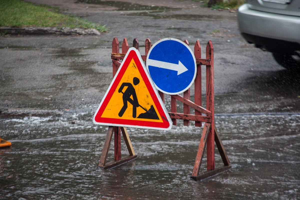 Из-за ремонтных работ дорогу на противоположной стороне пришлось полностью перекрыть Из-за ремонтных работ дорогу на противоположной стороне пришлось полностью перекрыть