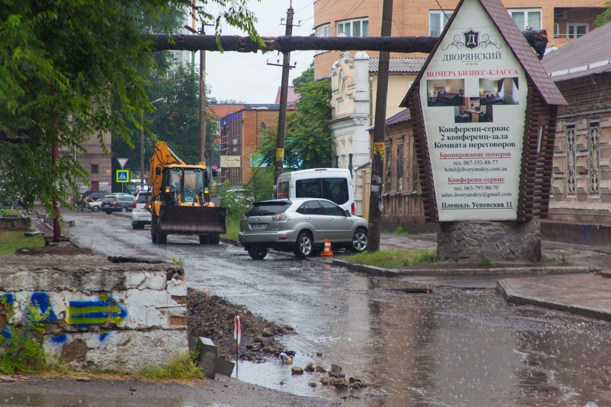 Рабочие сняли небольшой участок старого асфальта Рабочие сняли небольшой участок старого асфальта