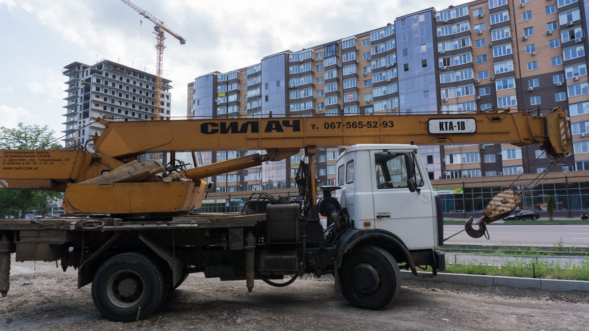 Для того, чтобы достать тело, необходимо было поднять тяжелую бетонную плиту Для того, чтобы достать тело, необходимо было поднять тяжелую бетонную плиту