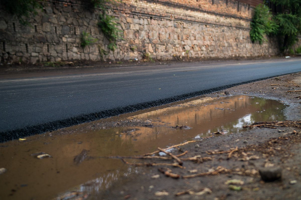 Работники говорят, что укладка асфальта на мокрой дороге никак не повлияет на качество покрытия в будущем