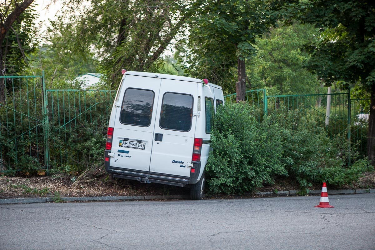 Автобуса Fiat Ducato врезался в забор Автобуса Fiat Ducato врезался в забор