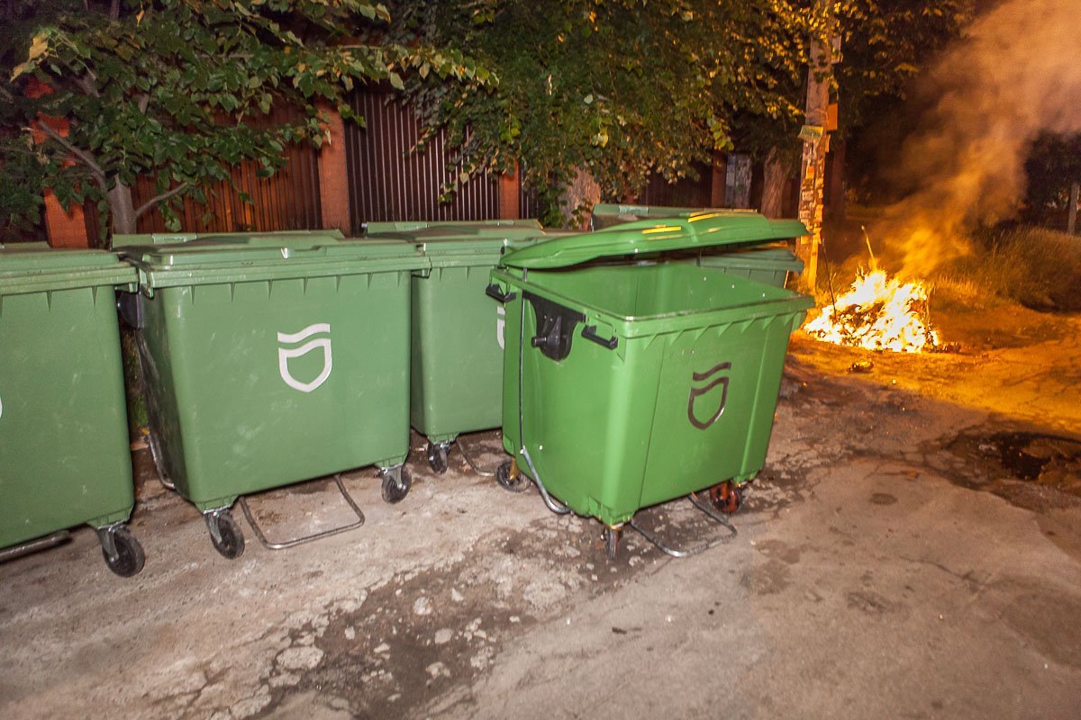 Вблизи горящего бака находились другие новые контейнеры