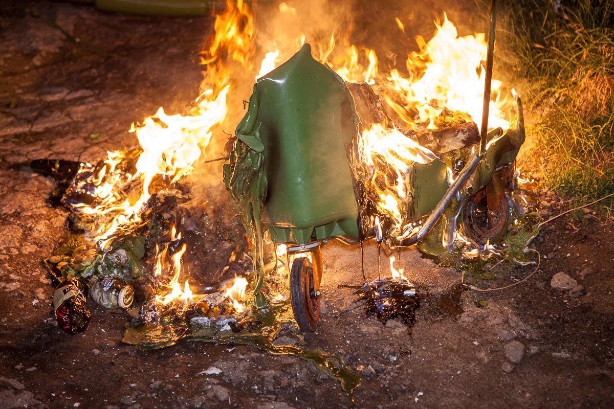 Новенькому баку потребовалось всего полчаса, чтобы сгореть дотла