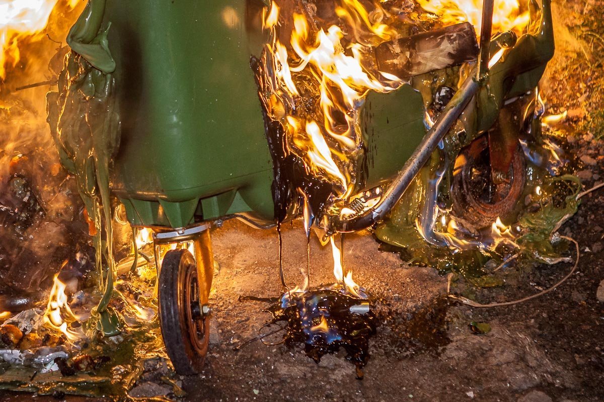  14 июня на проспекте Гагарина, 40 сгорел еще один новый мусорный контейнер