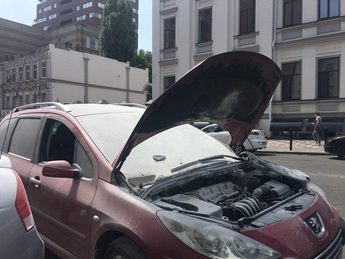 На улице Шевченко на ходу внезапно загорелся Peugeot