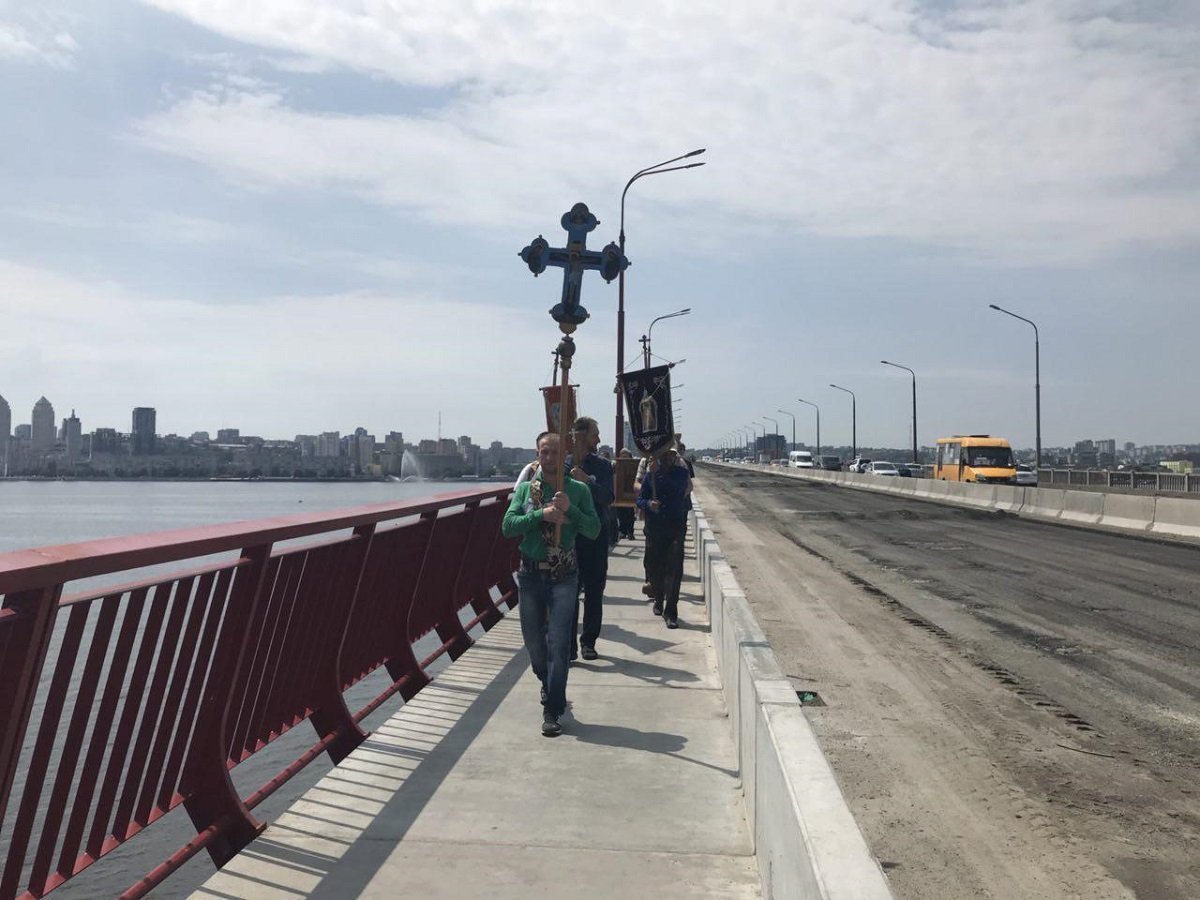 14 июня на Новом мосту в Днепре Жители города заметили колонну верующих 14 июня на Новом мосту в Днепре Жители города заметили колонну верующих