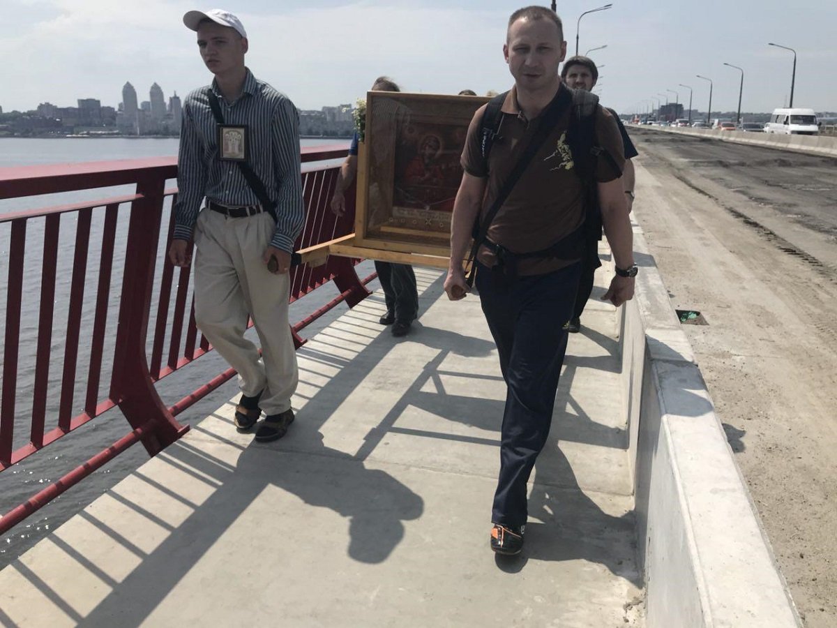 Верующие несли Новокодакскую икону Божией Матери Верующие несли Новокодакскую икону Божией Матери