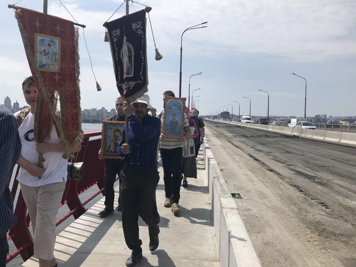 Маршрут крестного хода проходит по Днепру и области, по всей Днепропетровской и Павлоградской епархии и длится 23 дня Маршрут крестного хода проходит по Днепру и области, по всей Днепропетровской и Павлоградской епархии и длится 23 дня