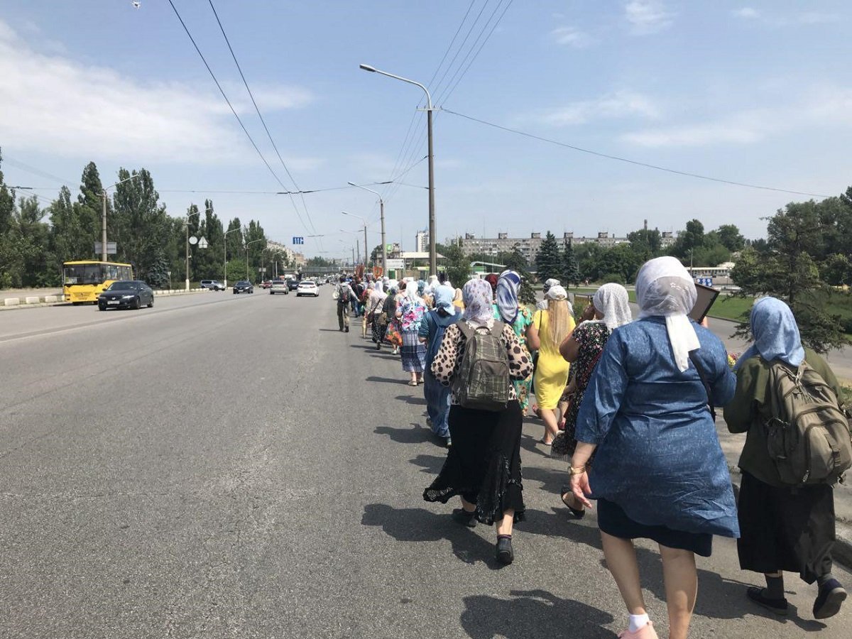 Десятки людей с крестами и иконами прошли по Новому мосту в Днепре 5