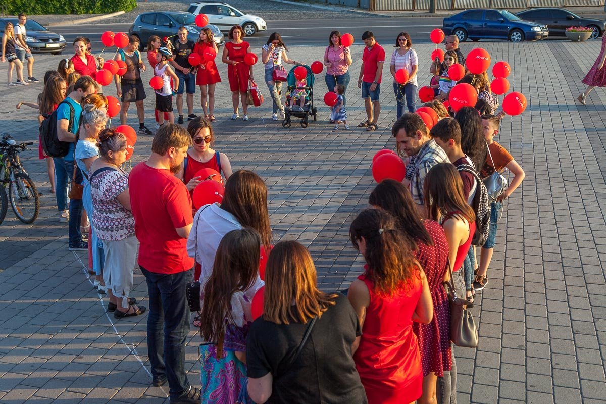 Участники создали красную каплю