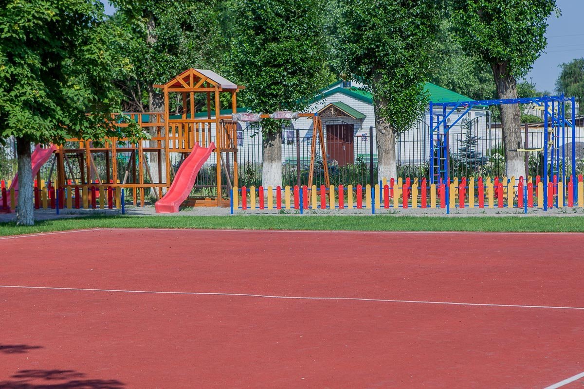 В начальной школе построили детскую площадку и поле со специальным покрытием В начальной школе построили детскую площадку и поле со специальным покрытием