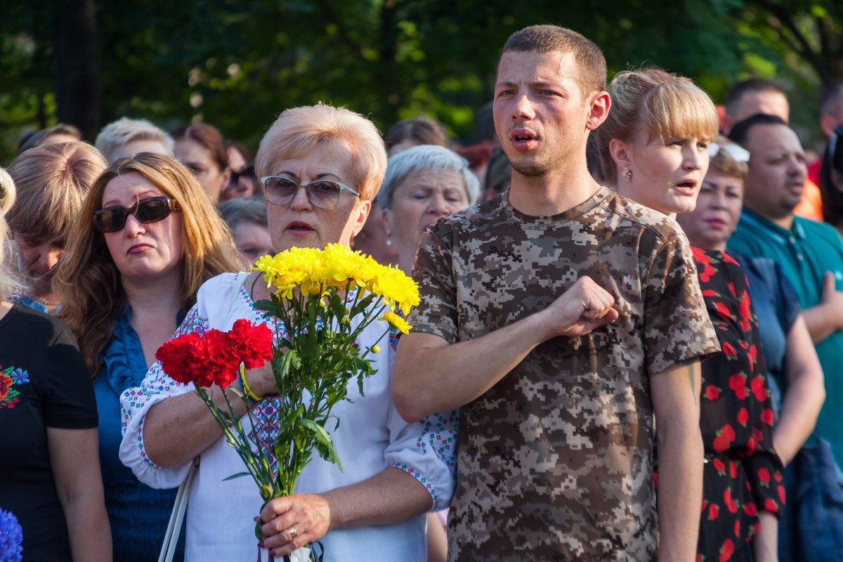 Не могут люди вечно быть живыми, но счастлив тот, чье помнить будут имя