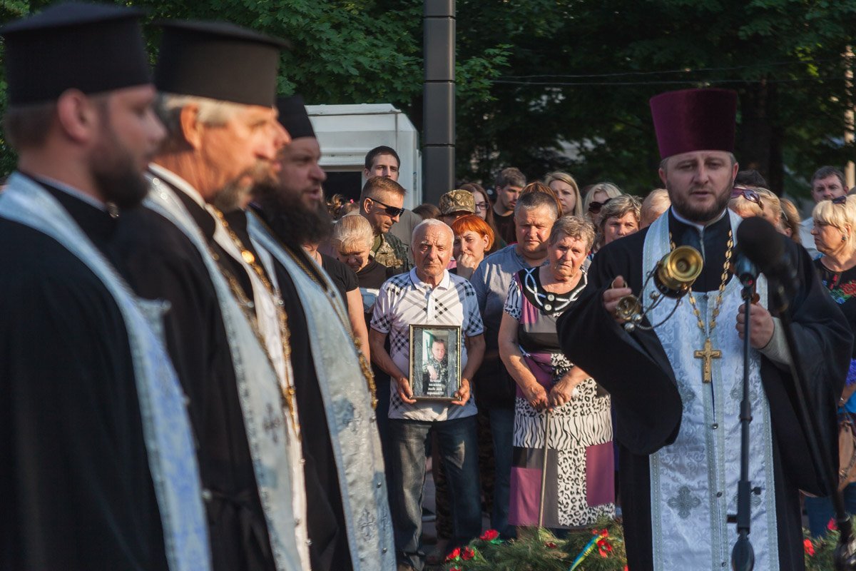 Отец Михаил прочитал молитву за упокой погибших десантников