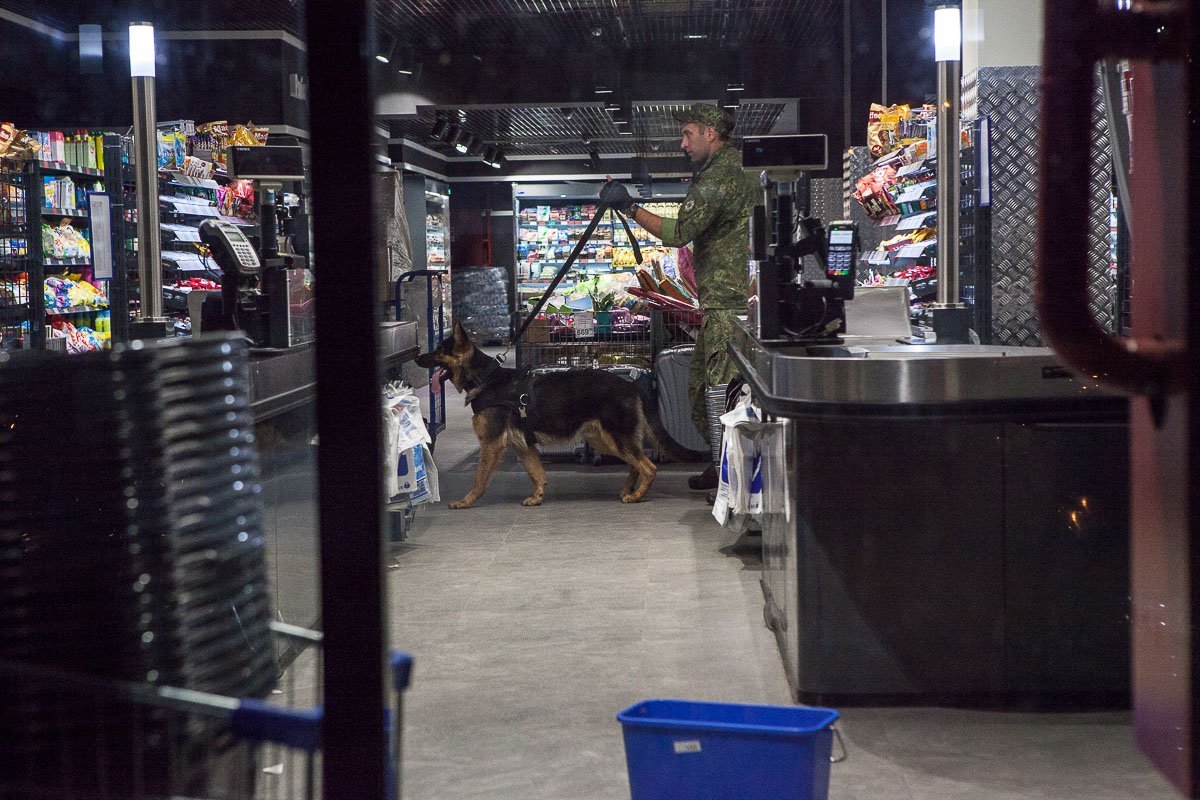 На место прибыли взрывотехники со служебной собакой На место прибыли взрывотехники со служебной собакой