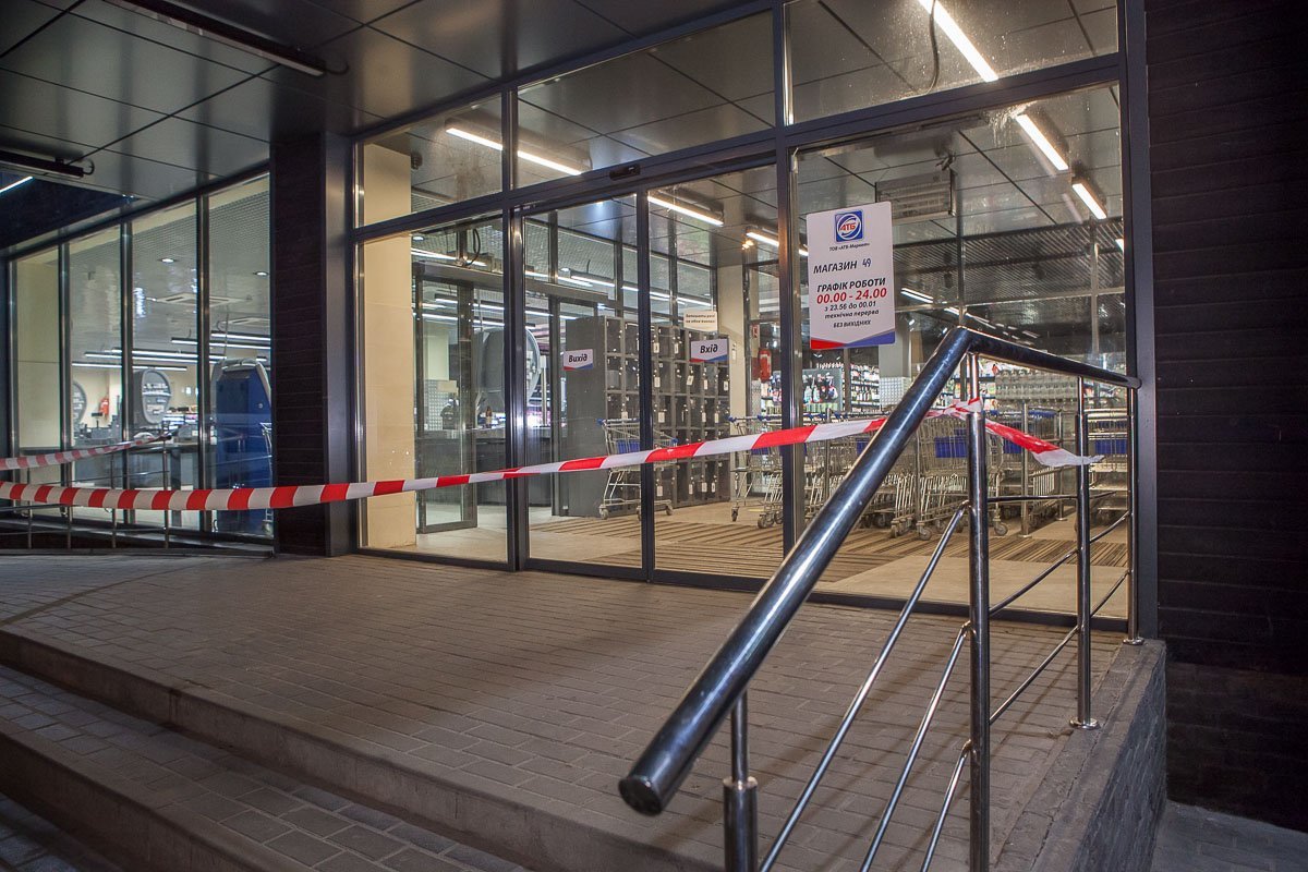 До приезда взрывотехников территорию оградили До приезда взрывотехников территорию оградили