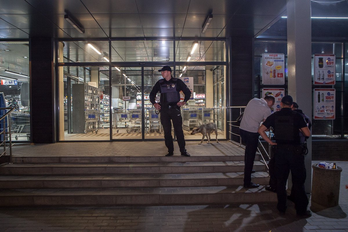 Правоохранители следили, чтобы люди находились на безопасном расстоянии от супермаркета Правоохранители следили, чтобы люди находились на безопасном расстоянии от супермаркета