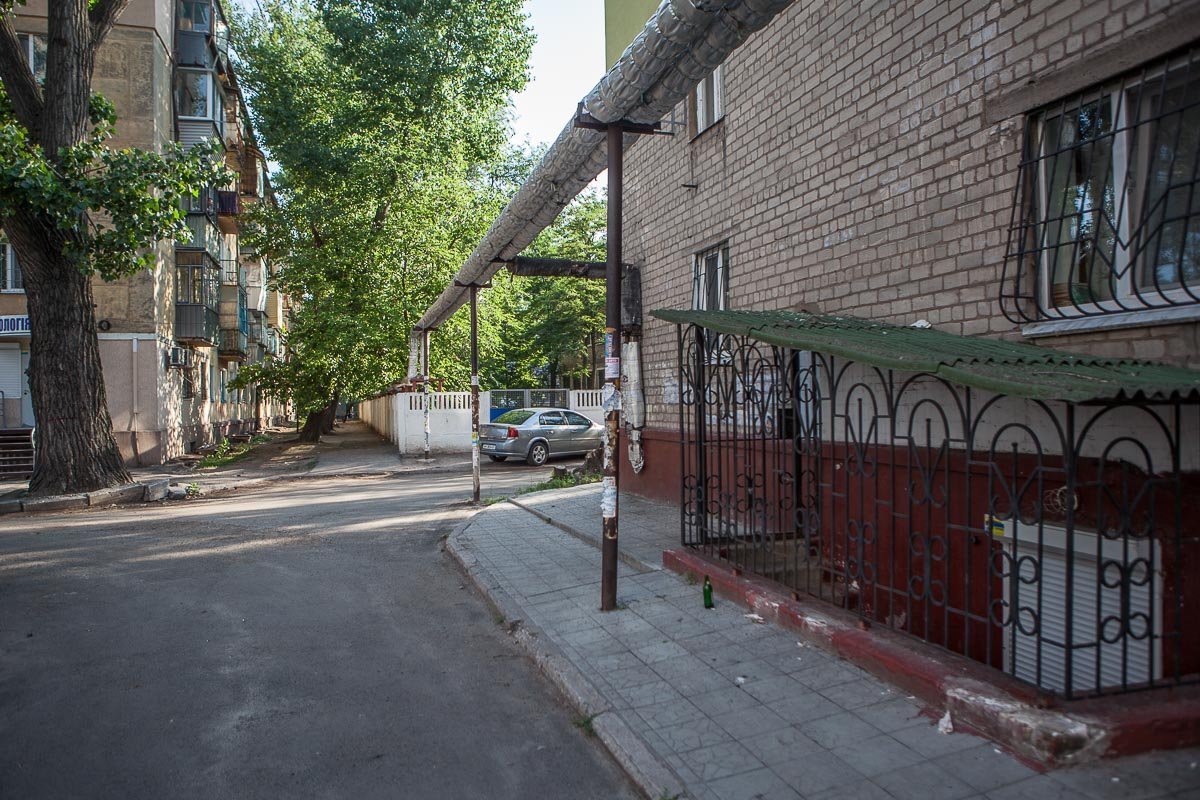 Мужчина лежал возле трубы Мужчина лежал возле трубы