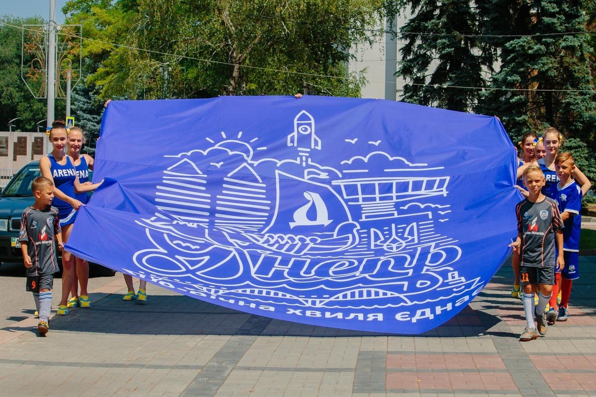 Девушки в символике любимого клуба, под звучание Manowar вынесли зрителям баннер с приветствием