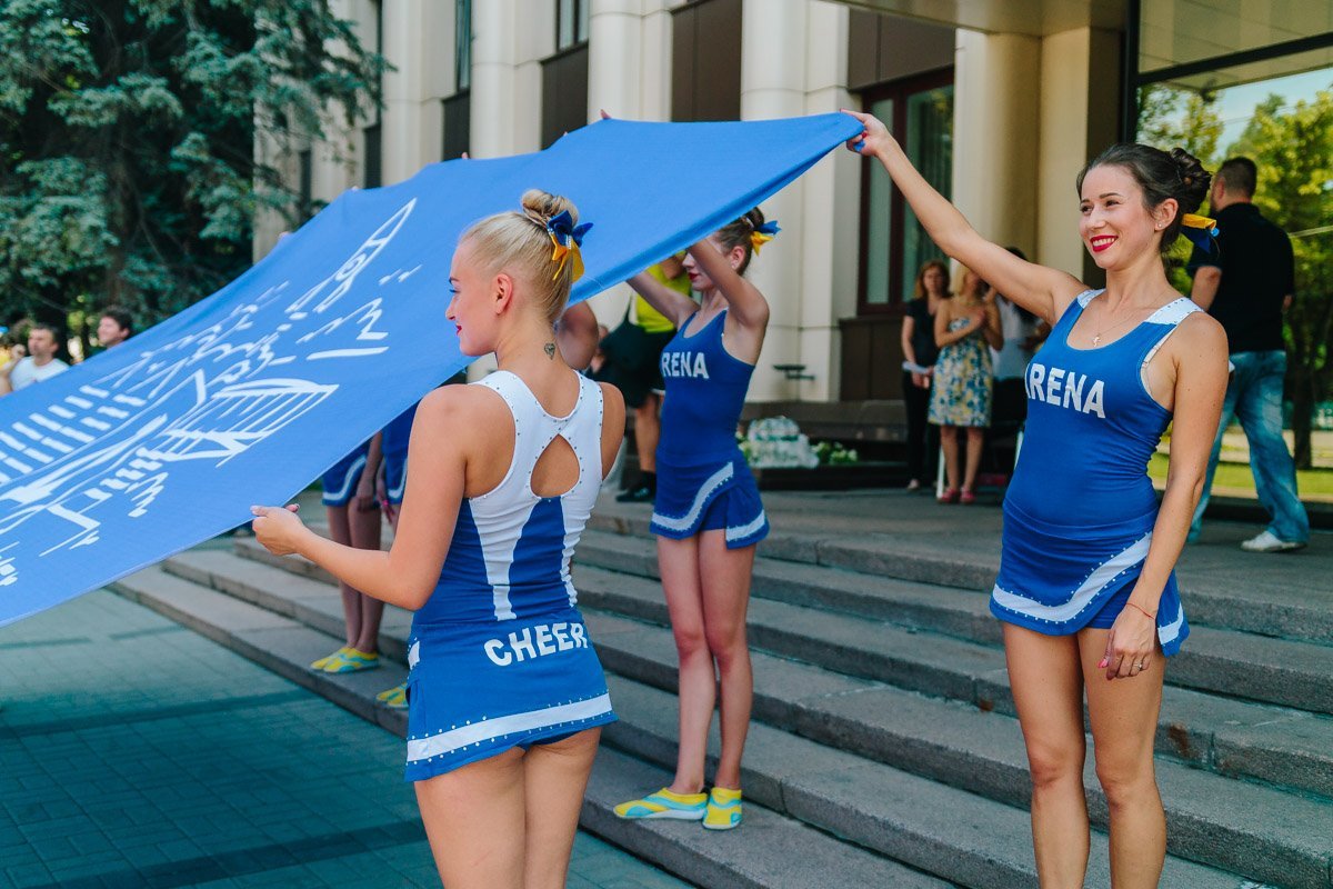 Возле ДнепрОГА прошел флешмоб в честь 100-летия ФК "Днепр" 14